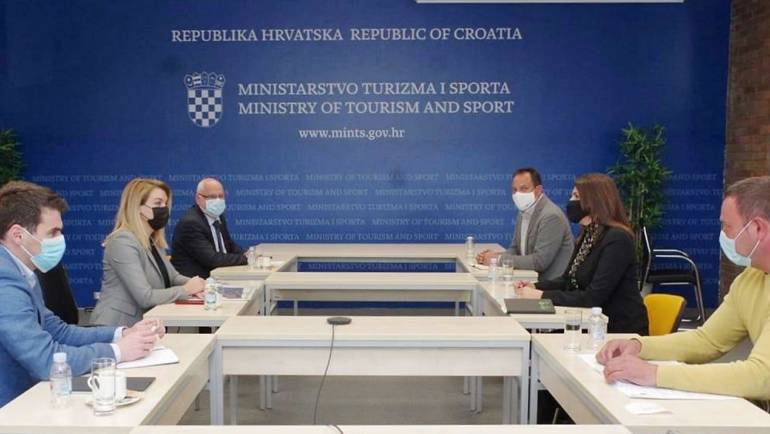 Ministrica Nikolina Brnjac s predsjednicom Hrvatskog teniskog saveza Nikolinom Babić
