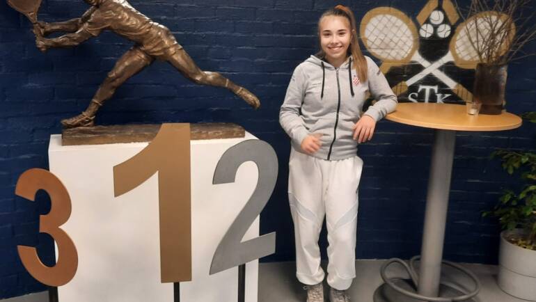 Dora Mišković u polufinalu singla i finalu parova u Stavangeru