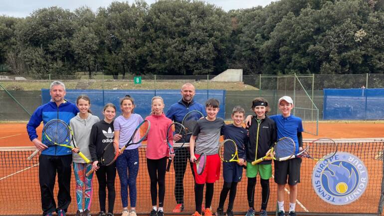 Reprezentativke i reprezentativci u uzrastu do 12 godina na trening kampu HTS-a u Vrsaru