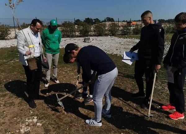 Posađena nova stabla u akciji Zasadi stablo, ne budi panj!