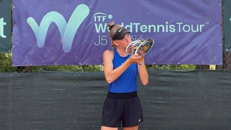 Chiara Jerolimov dvostruka pobjednica u Nikšiću, slavila u singlu i u paru s Ivonom Riđan