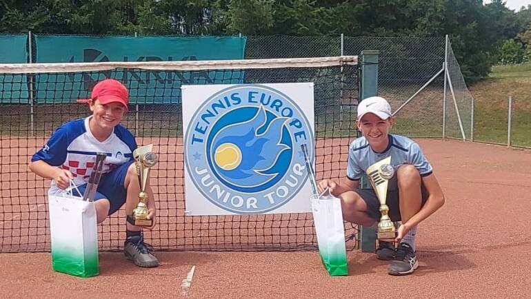 Patrik, Marta i Mia do polufinala u Otočcu, muški dvojac do naslova u paru