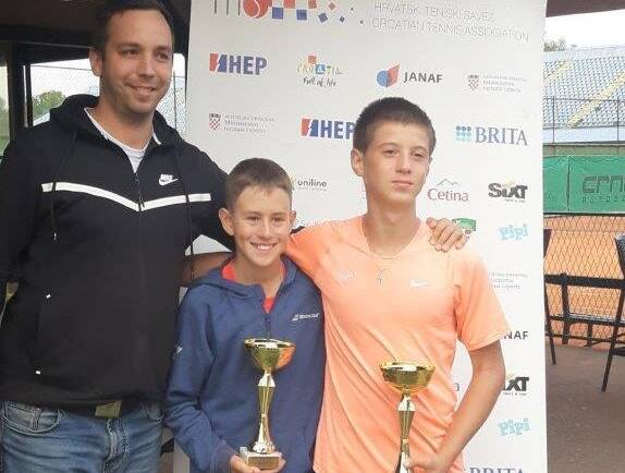 Dominik Škrinjar i Korana Barišić pobjednici Otvorenog prvenstva TK Vinkovci do 14 godina