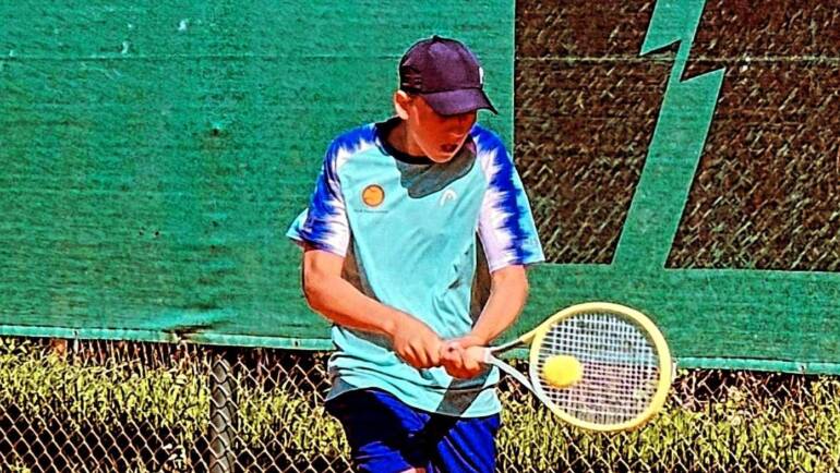 Ivan Dumbović do četvrtfinala juniorskog ITF turnira u Peći, a Dorian Stiblik u Skoplju