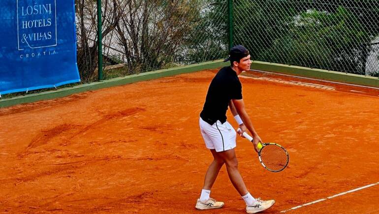 Frano Sučić, Lara Šerić i Marta Dobrić do četvrtfinala juniorskog ITF turnira u Velom Lošinju