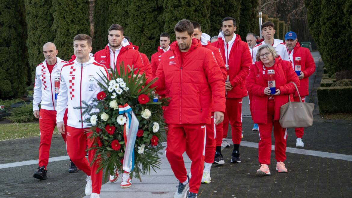 Hrvatski reprezentativci položili vijence na Memorijalnom groblju u Vukovaru