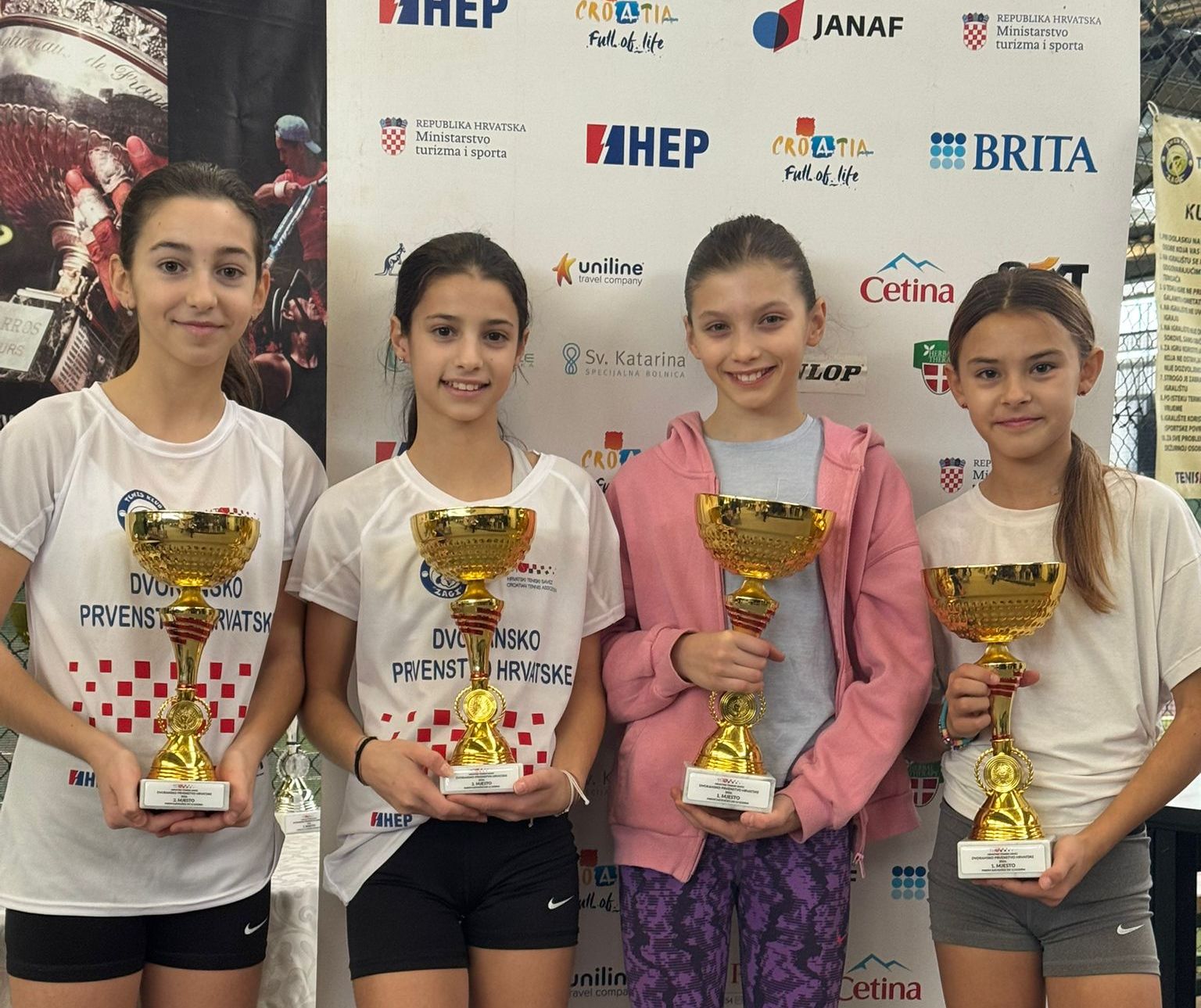 Noa Tokić i Jure Domagoj Lukin te Marta Barišić i Ira Pupovac u finalu Dvoranskog PH do 12 godina